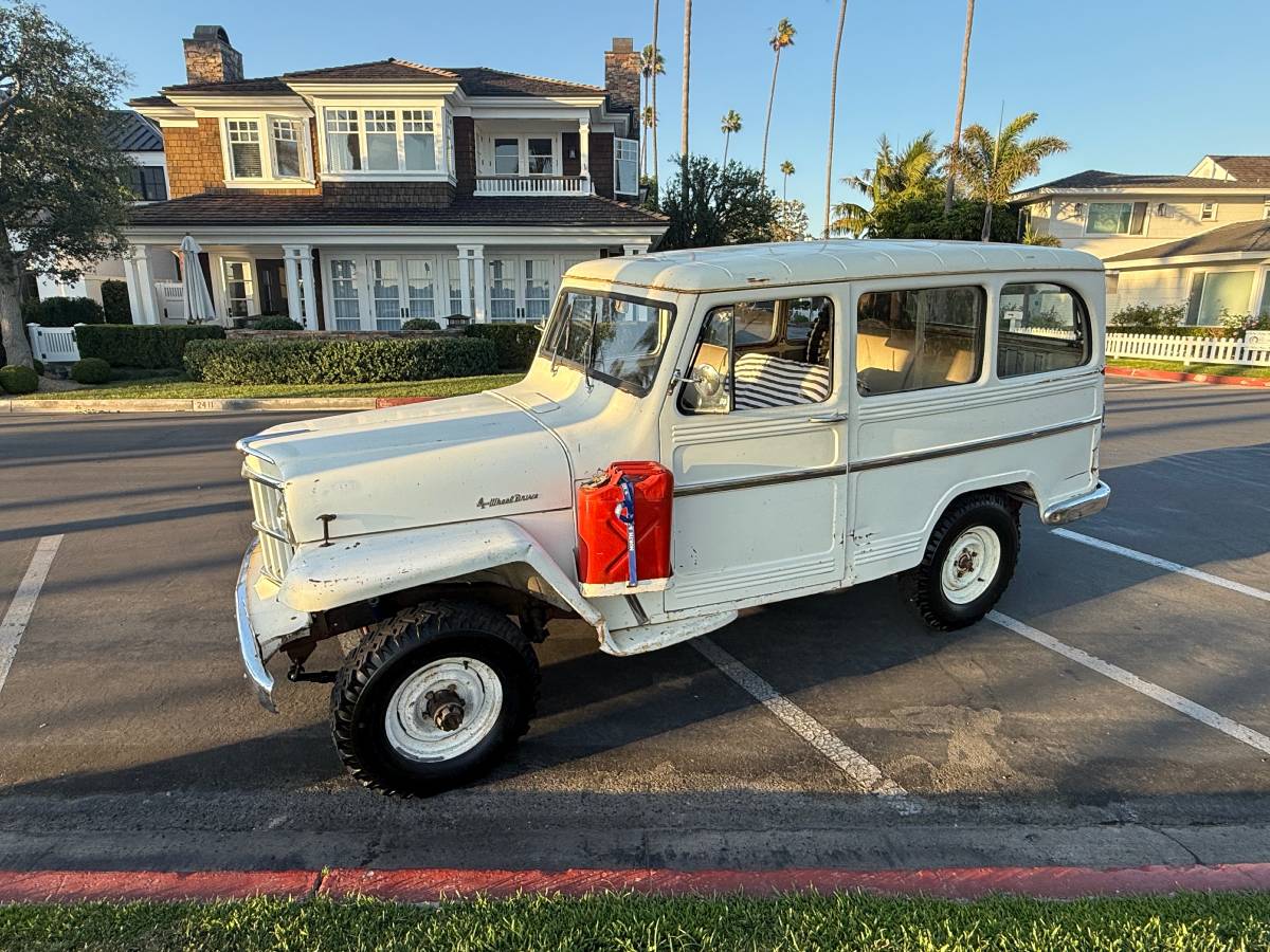 Willys-wagon-1962-white-17