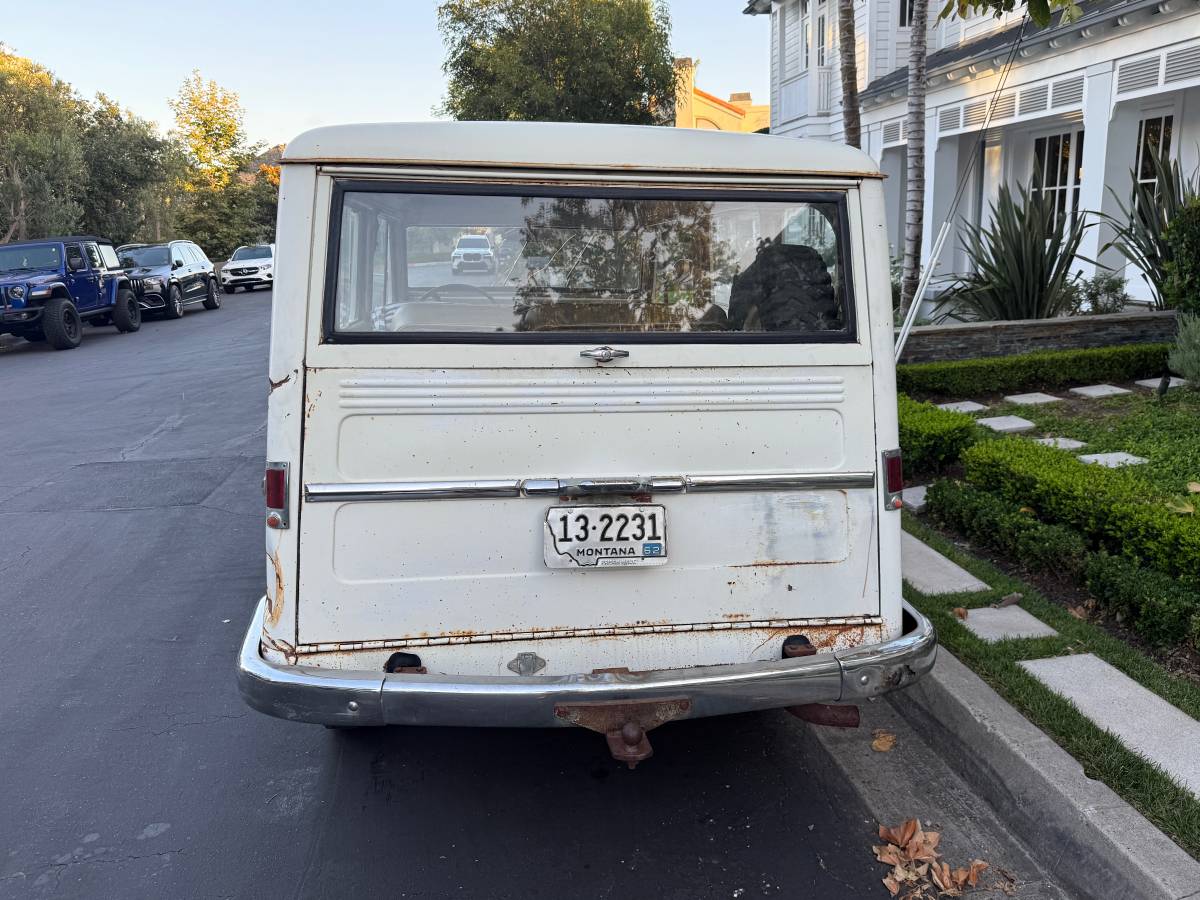 Willys-wagon-1962-white-18