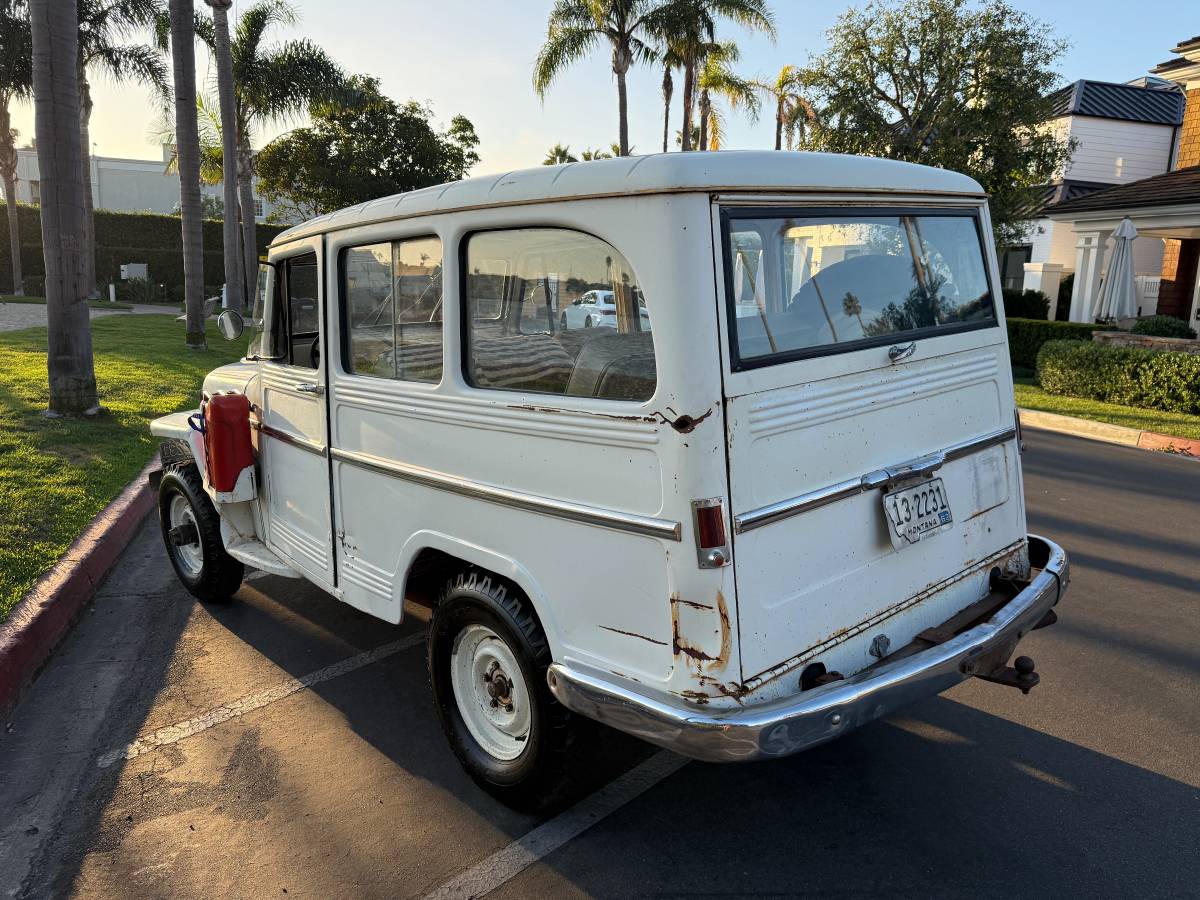 Willys-wagon-1962-white-2