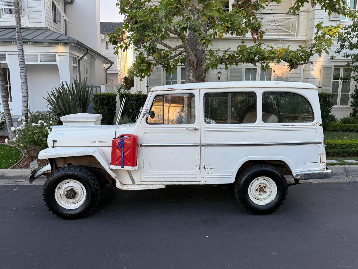Willys-wagon-1962-white-21
