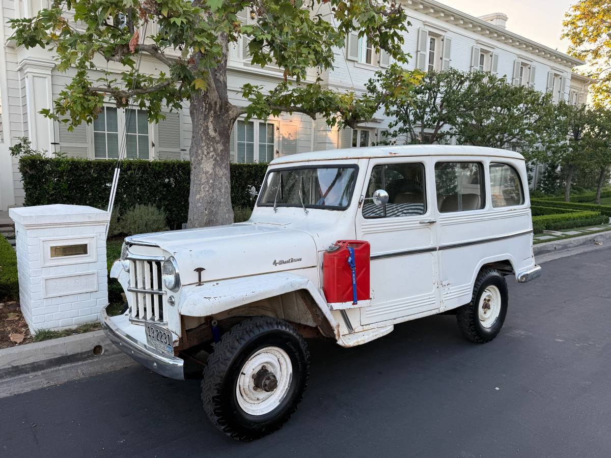 Willys-wagon-1962-white-22