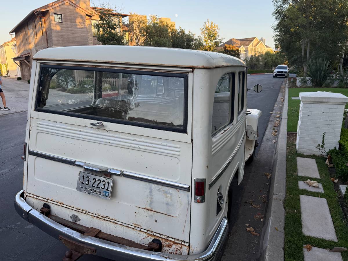 Willys-wagon-1962-white-23