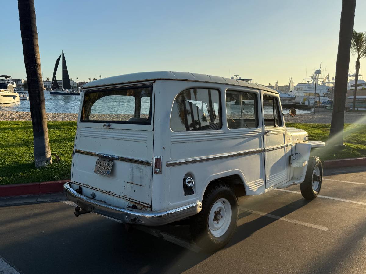 Willys-wagon-1962-white-3