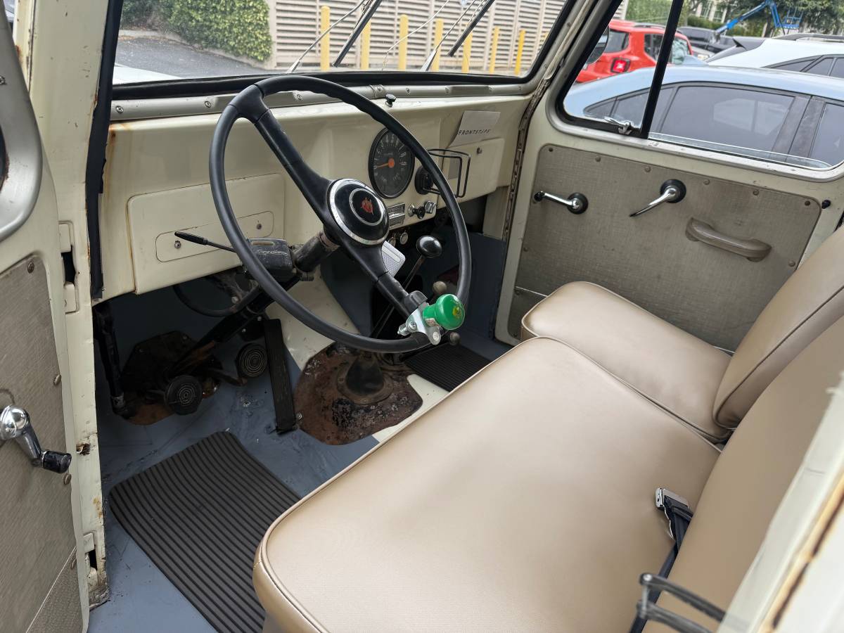 Willys-wagon-1962-white-4