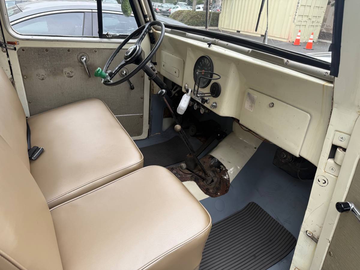Willys-wagon-1962-white-5