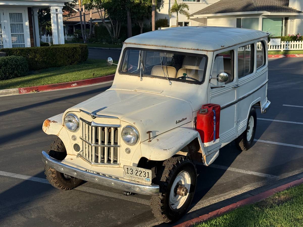 Willys-wagon-1962-white