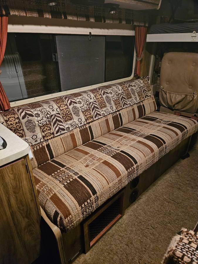 Winnebago-1981-white-3