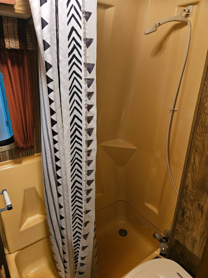 Winnebago-1981-white-5