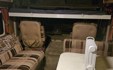 Winnebago-1981-white-7