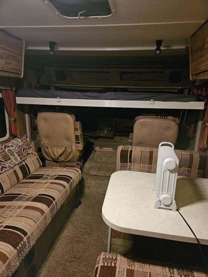 Winnebago-1981-white-7