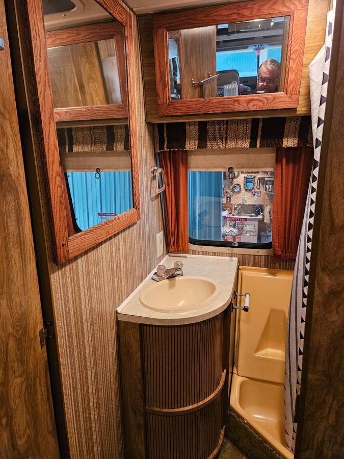 Winnebago-1981-white-8