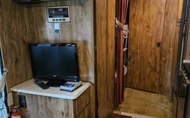 Winnebago-1981-white-9