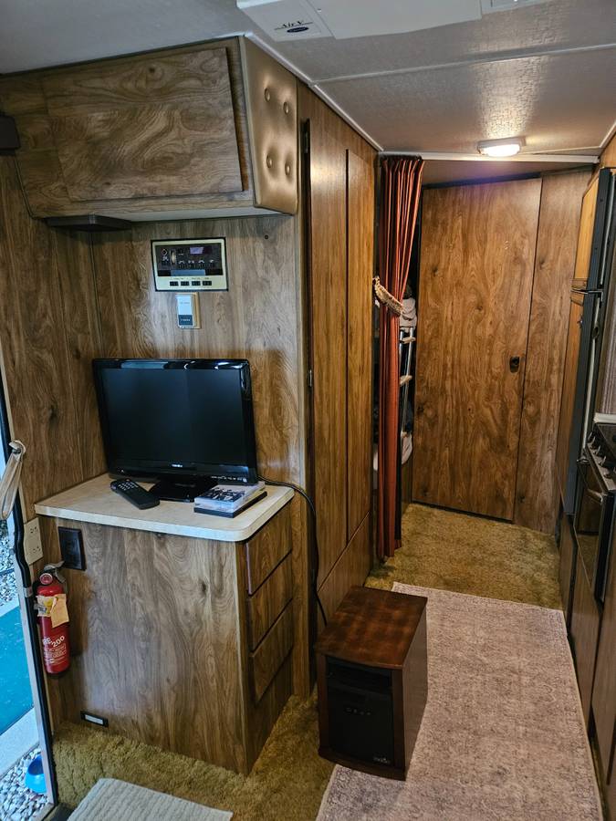 Winnebago-1981-white-9