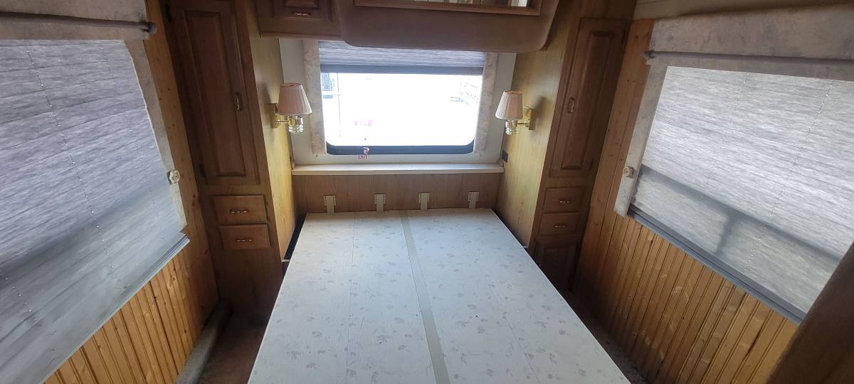 Winnebago-chieftain-1991-white-11