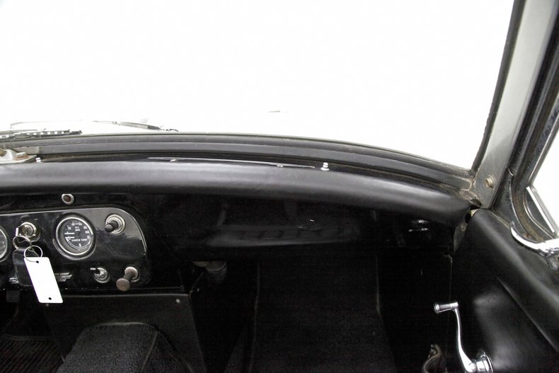 Austin-healey-Sprite-1966-Old-English-White-Black-43