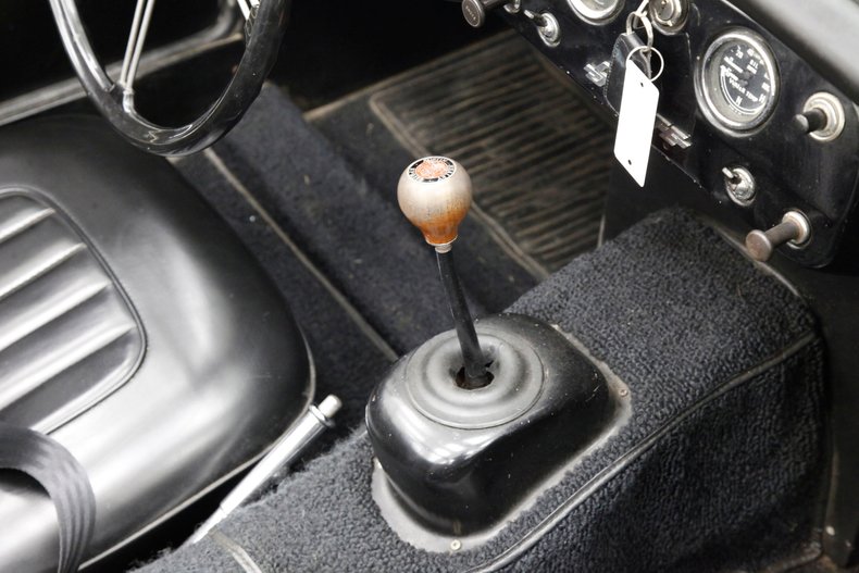 Austin-healey-Sprite-1966-Old-English-White-Black-47