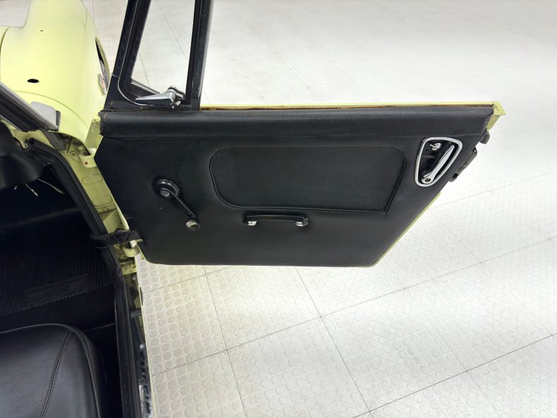 Austin-healey-Sprite-1969-Sunshine-Yellow-Black-29