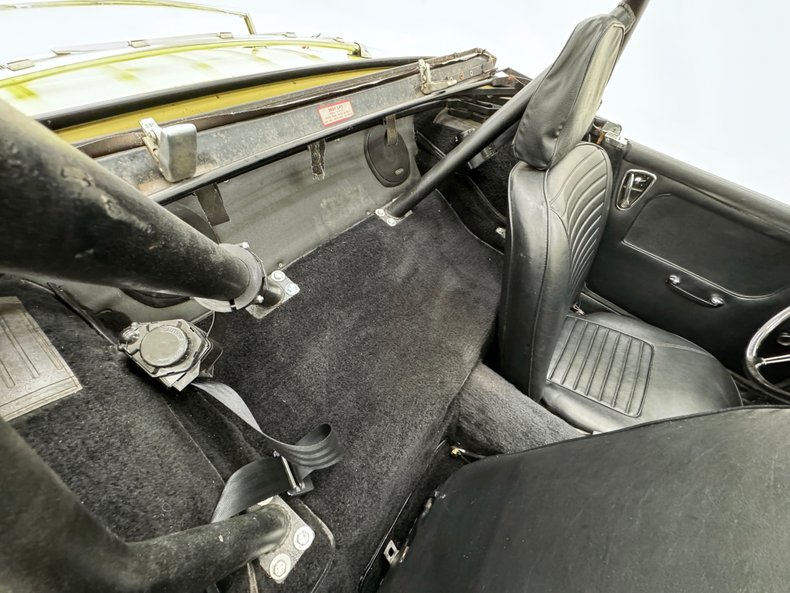 Austin-healey-Sprite-1969-Sunshine-Yellow-Black-35