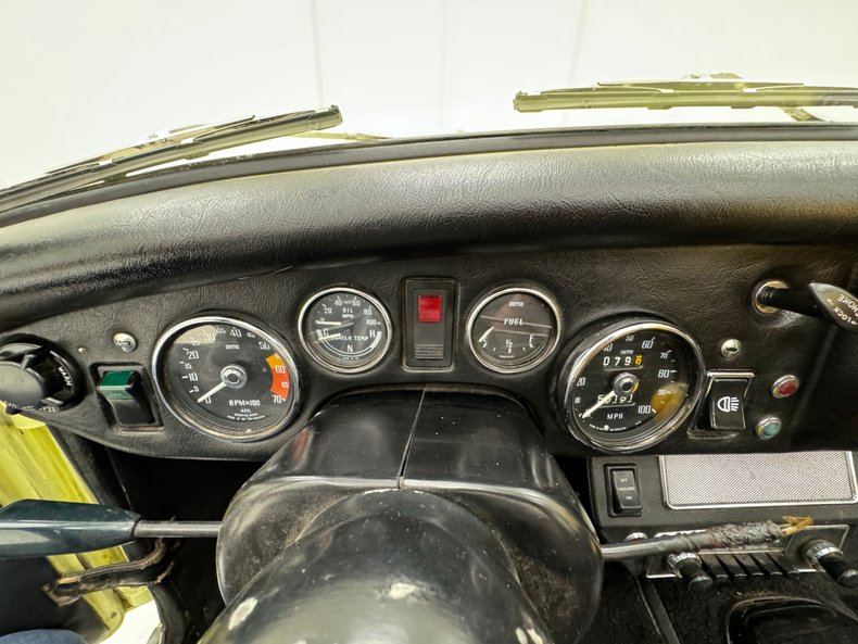 Austin-healey-Sprite-1969-Sunshine-Yellow-Black-37