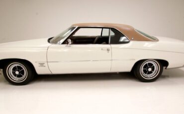Buick-Centurion-1973-White-Saddle