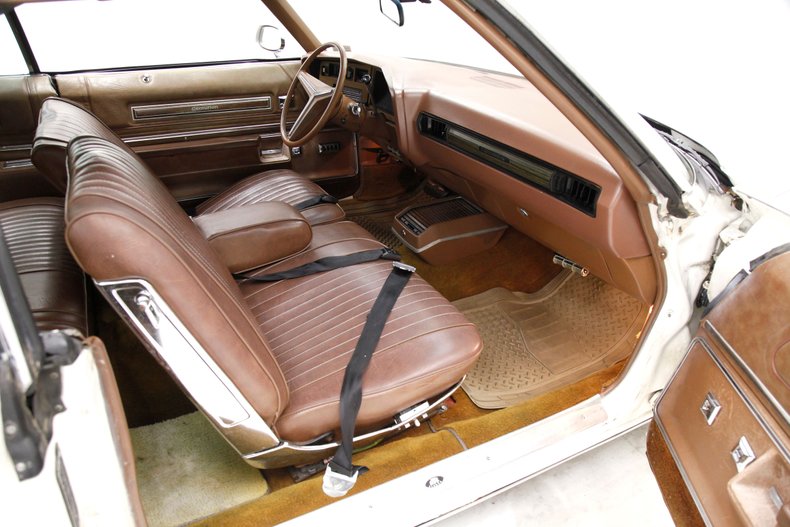 Buick-Centurion-1973-White-Saddle-40