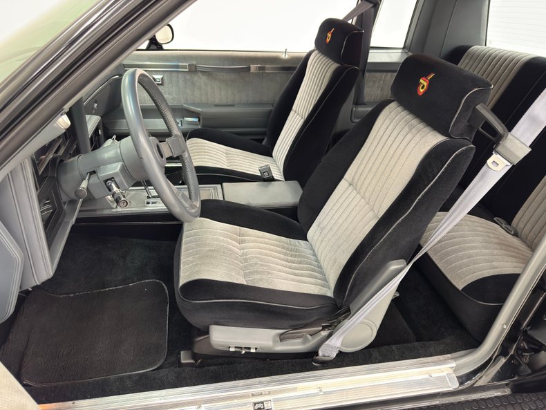 Buick-Regal-1987-Black-Gray-31