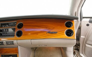 Buick-Riviera-1995-Platinum-Beige-Metal-Beige-10