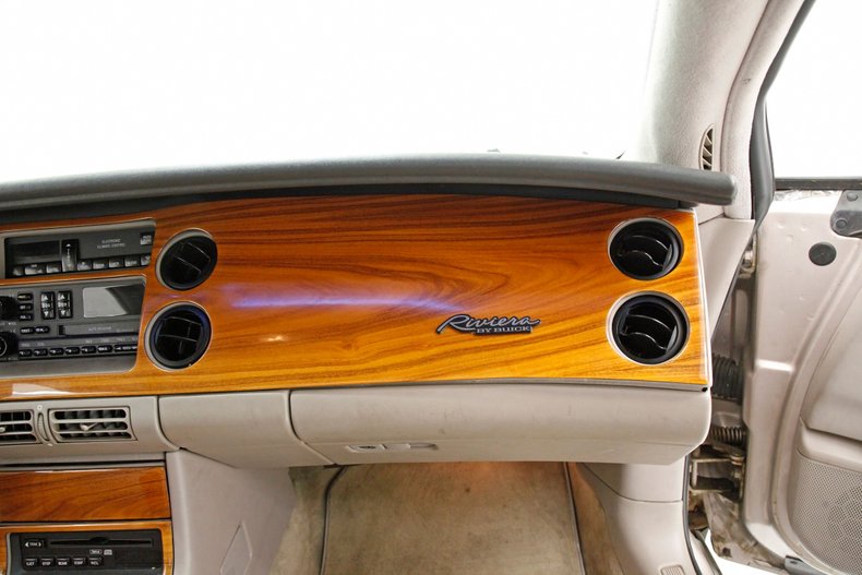 Buick-Riviera-1995-Platinum-Beige-Metal-Beige-10