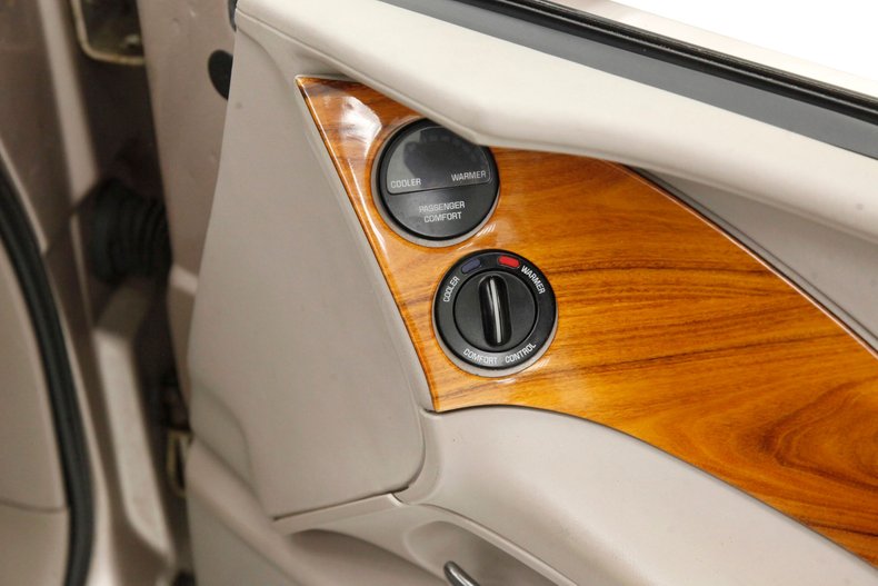 Buick-Riviera-1995-Platinum-Beige-Metal-Beige-15