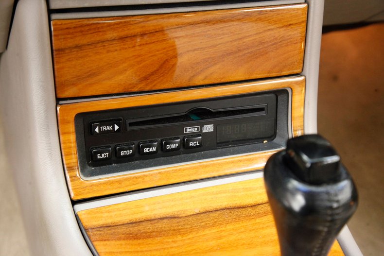 Buick-Riviera-1995-Platinum-Beige-Metal-Beige-16