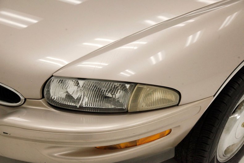 Buick-Riviera-1995-Platinum-Beige-Metal-Beige-24
