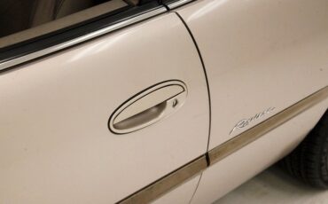 Buick-Riviera-1995-Platinum-Beige-Metal-Beige-25