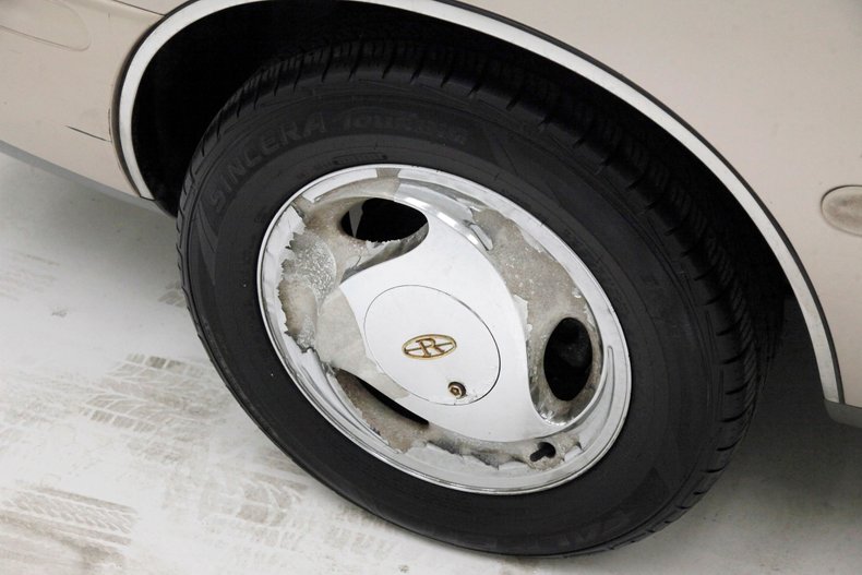 Buick-Riviera-1995-Platinum-Beige-Metal-Beige-27