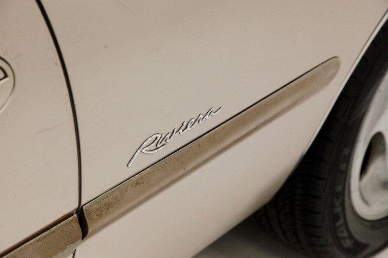 Buick-Riviera-1995-Platinum-Beige-Metal-Beige-30