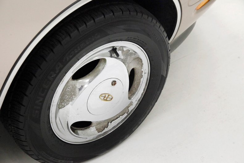 Buick-Riviera-1995-Platinum-Beige-Metal-Beige-31