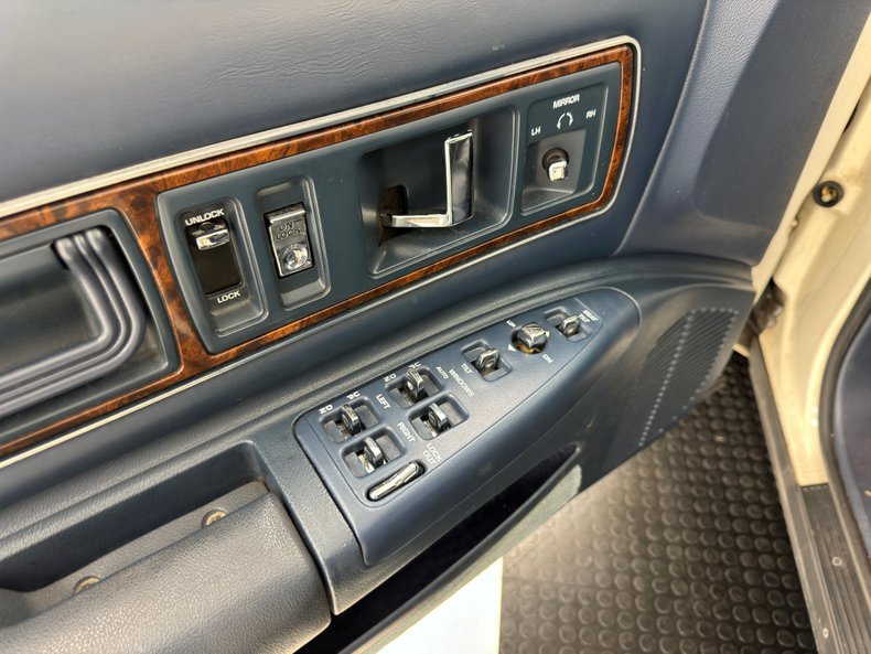 Buick-Roadmaster-1993-Summit-White-Dark-Blue-10