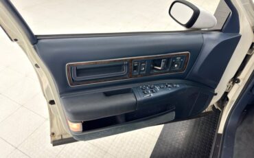 Buick-Roadmaster-1993-Summit-White-Dark-Blue-29