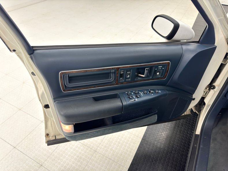 Buick-Roadmaster-1993-Summit-White-Dark-Blue-29