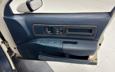 Buick-Roadmaster-1993-Summit-White-Dark-Blue-30