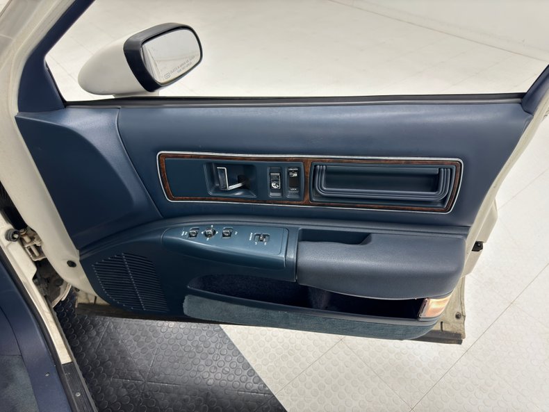 Buick-Roadmaster-1993-Summit-White-Dark-Blue-30