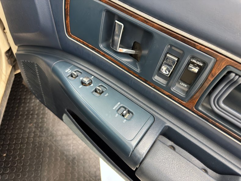 Buick-Roadmaster-1993-Summit-White-Dark-Blue-31