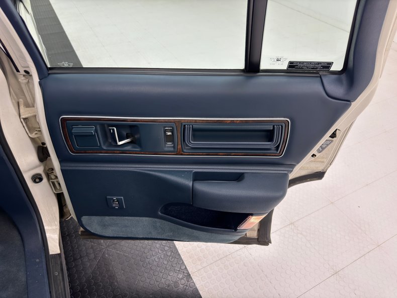 Buick-Roadmaster-1993-Summit-White-Dark-Blue-32