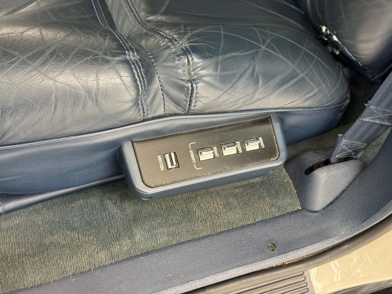 Buick-Roadmaster-1993-Summit-White-Dark-Blue-34