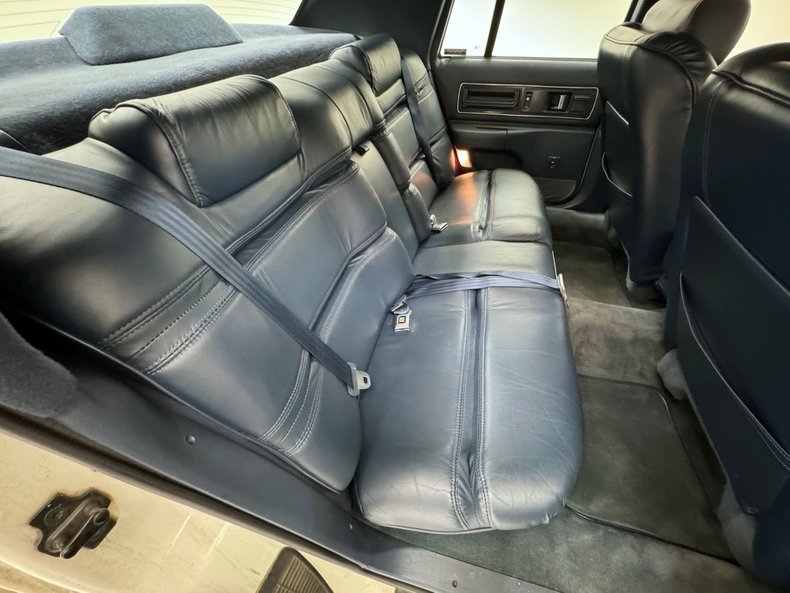 Buick-Roadmaster-1993-Summit-White-Dark-Blue-40