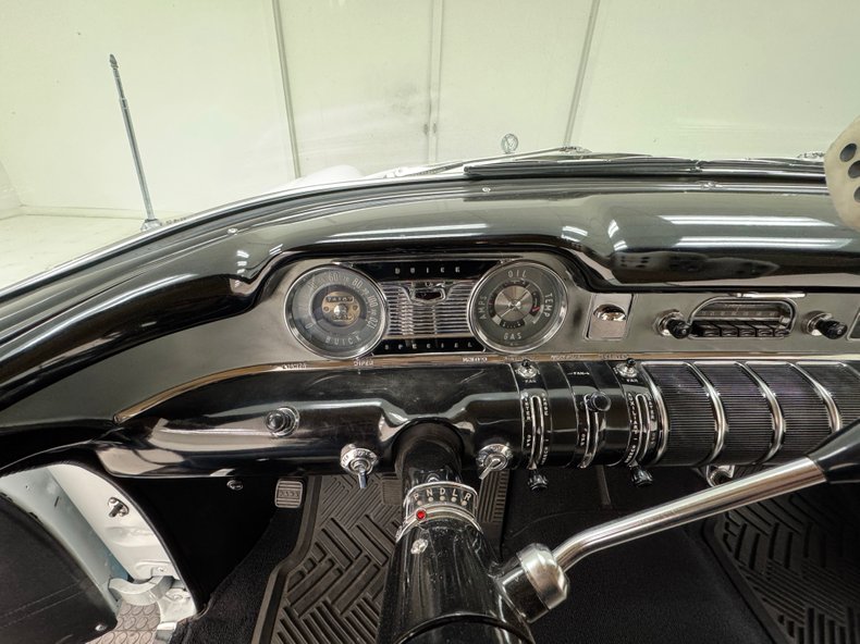Buick-Series-40-1955-Dover-White-Gray-21