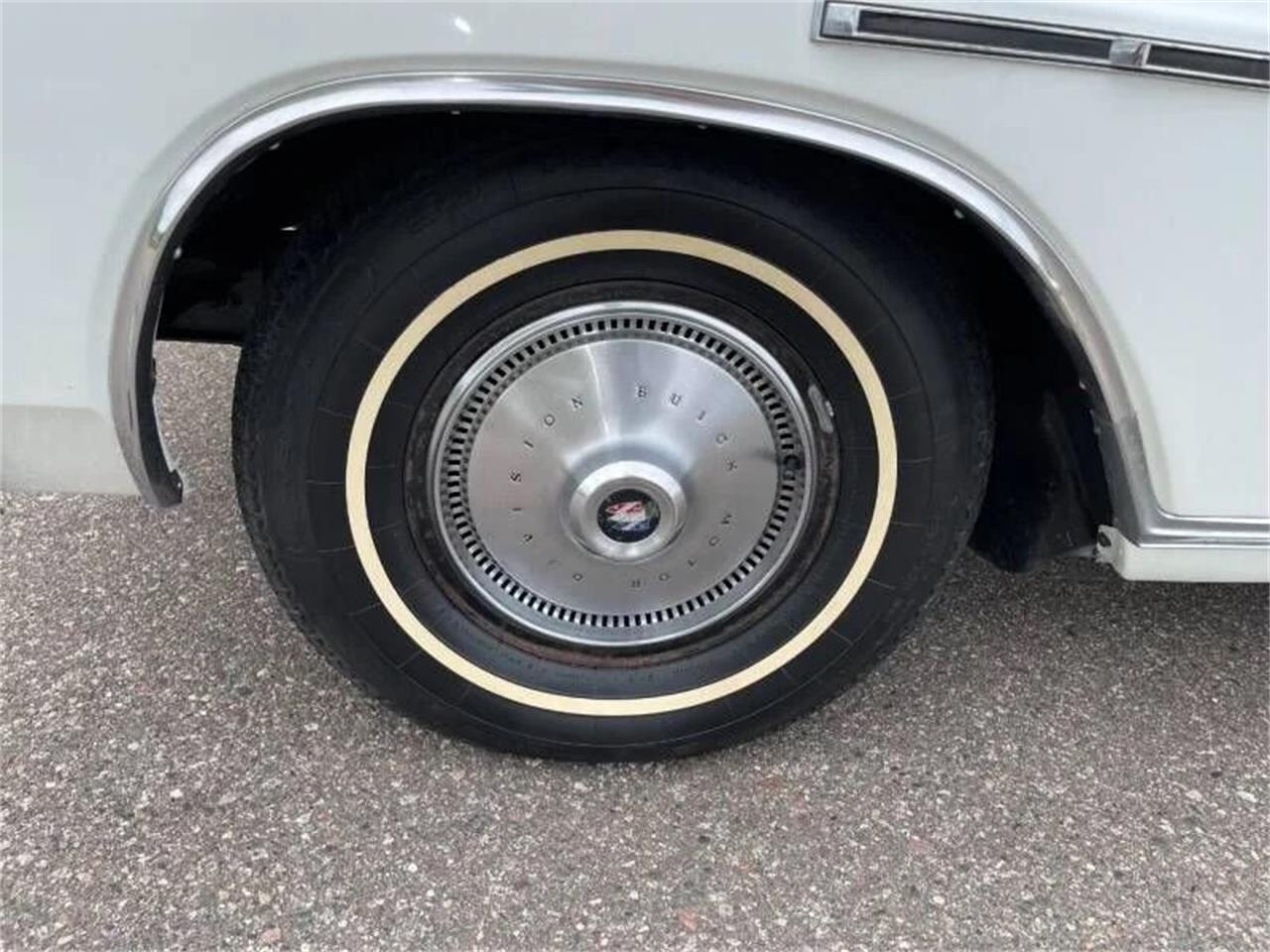 Buick-Skylark-1967-Arctic-white-Red-13