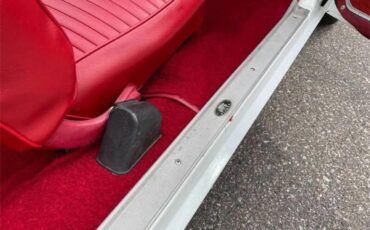 Buick-Skylark-1967-Arctic-white-Red-37