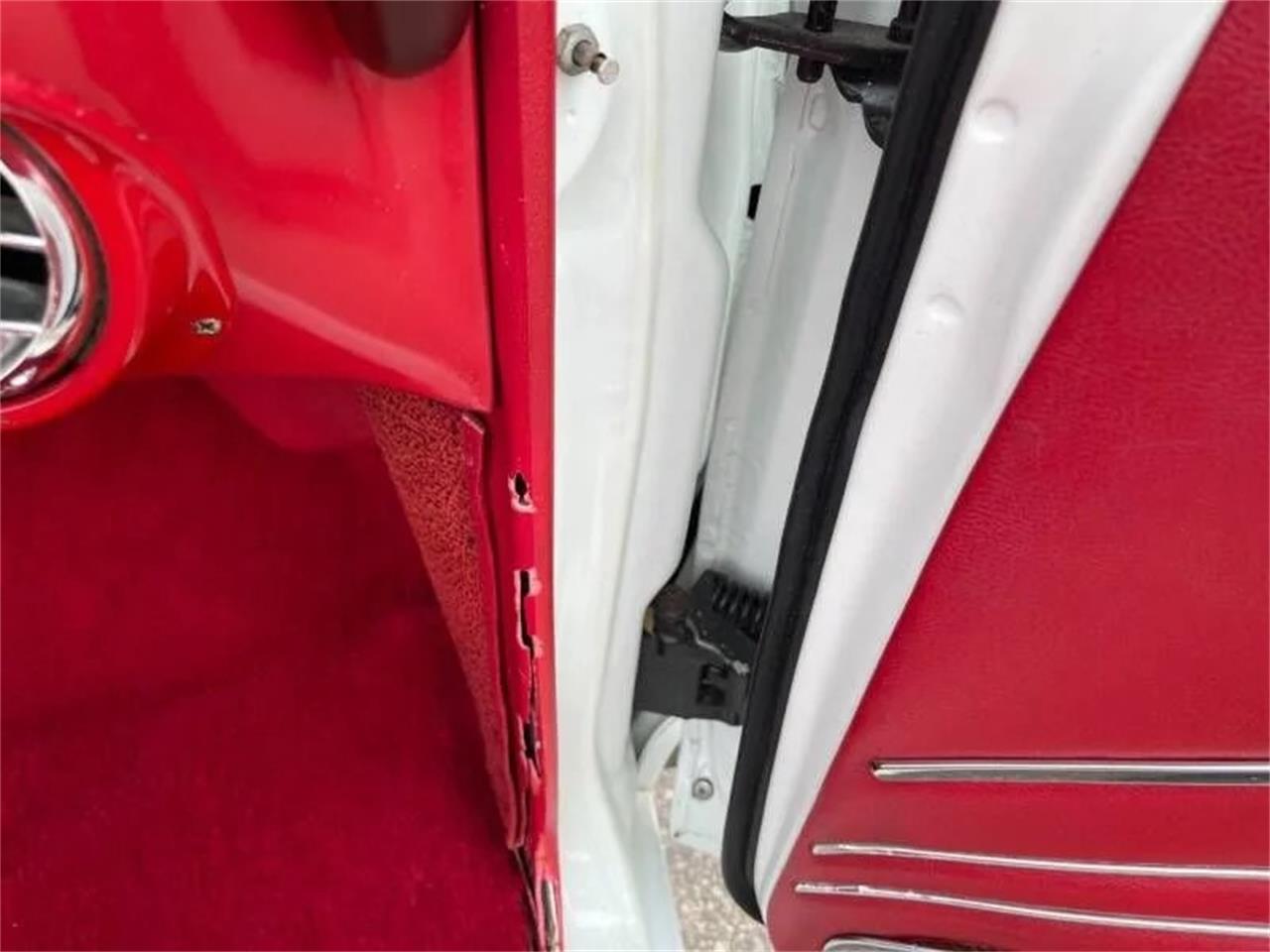 Buick-Skylark-1967-Arctic-white-Red-38