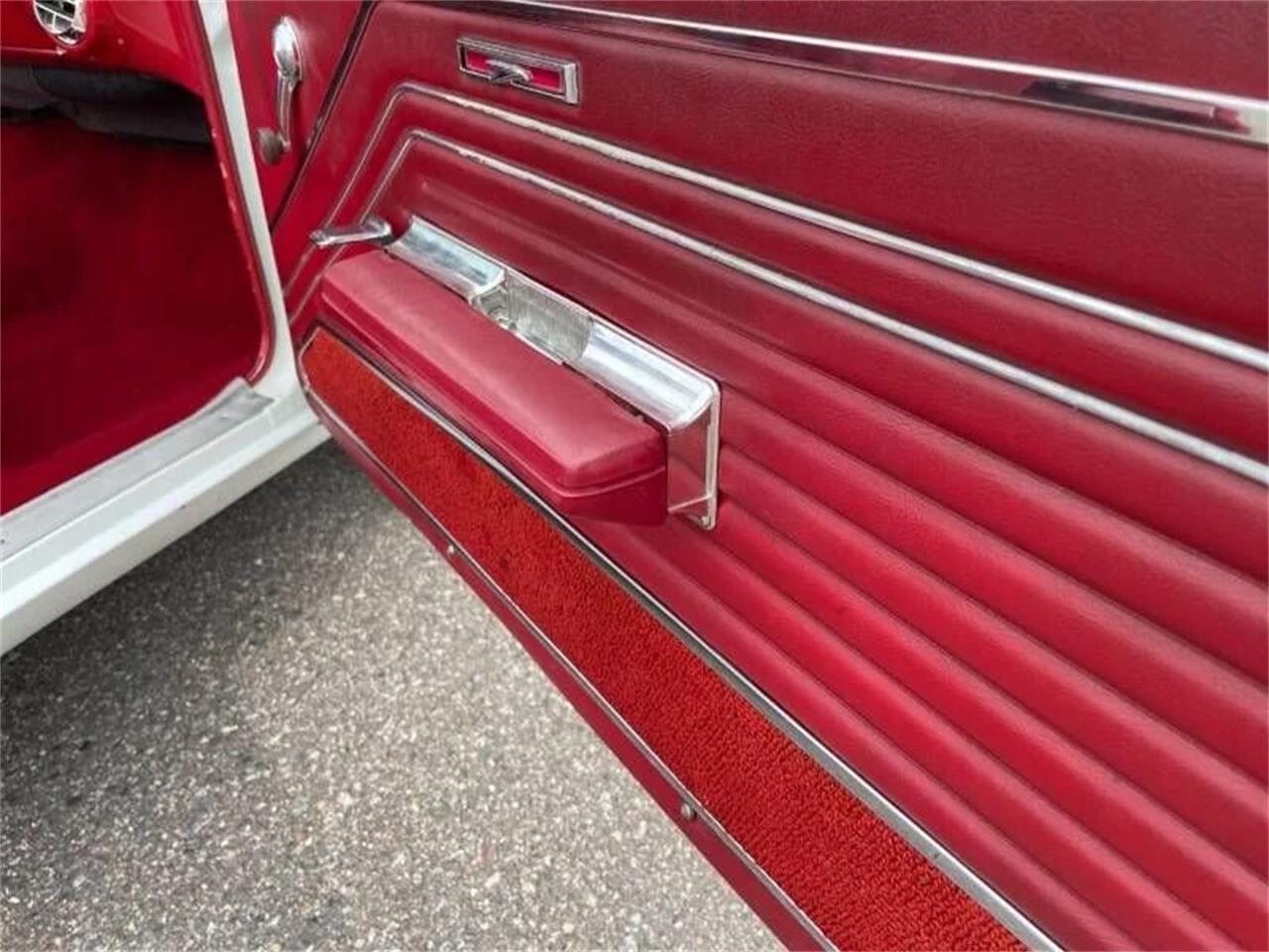 Buick-Skylark-1967-Arctic-white-Red-39