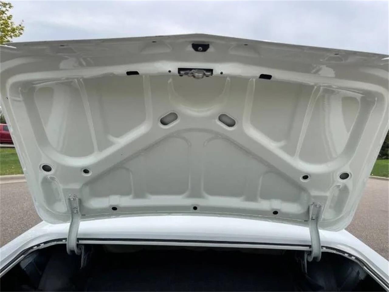 Buick-Skylark-1967-Arctic-white-Red-44